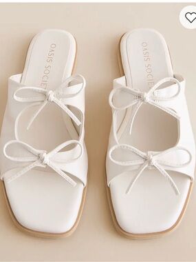 Buckle’s Oasis Society White Double-Bow Sandal with Square Toe